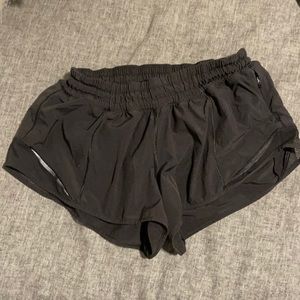 Lululemon size 4 2.5” HOTTY HOT shorts